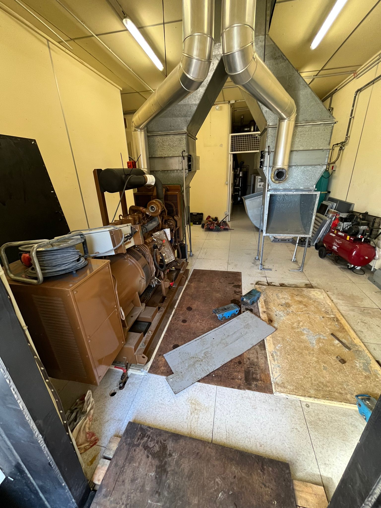 Local technique avant travaux avec l'ancien groupe électrogène